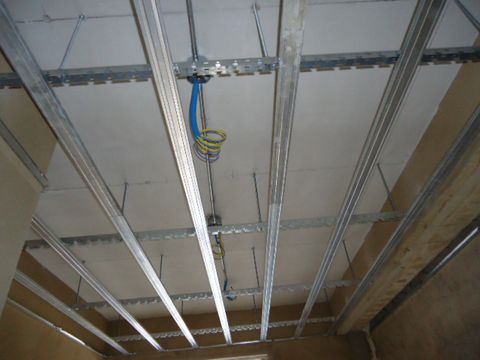 ty treo trần thả