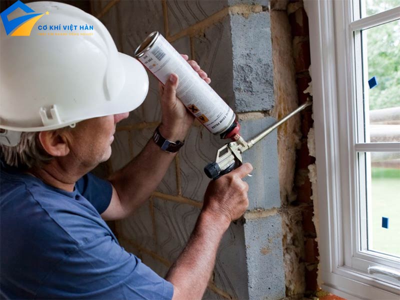 Keo bọt nở là gì? Những lưu ý khi sử dụng keo bọt nở.