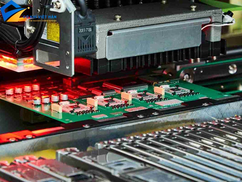 SMT là gì? Công nghệ gắn kết bề mặt trong sản xuất điện tử